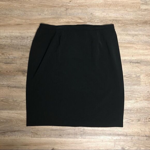 Jupe East 5th Noire à Fleurs Roses Et Blanches - Taille 8, Longueur Mi-mollet, En Polyester Léger - Occasion Très Bon état !